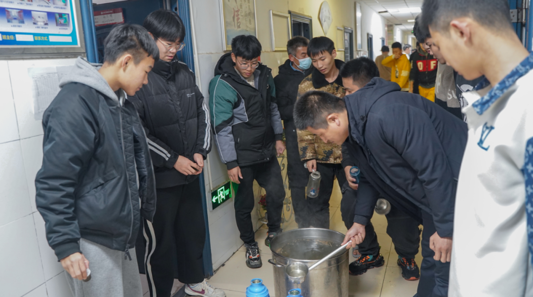 “冬日送汤，温情护航”丨山东万通老师为在校学子熬制生姜雪梨汤