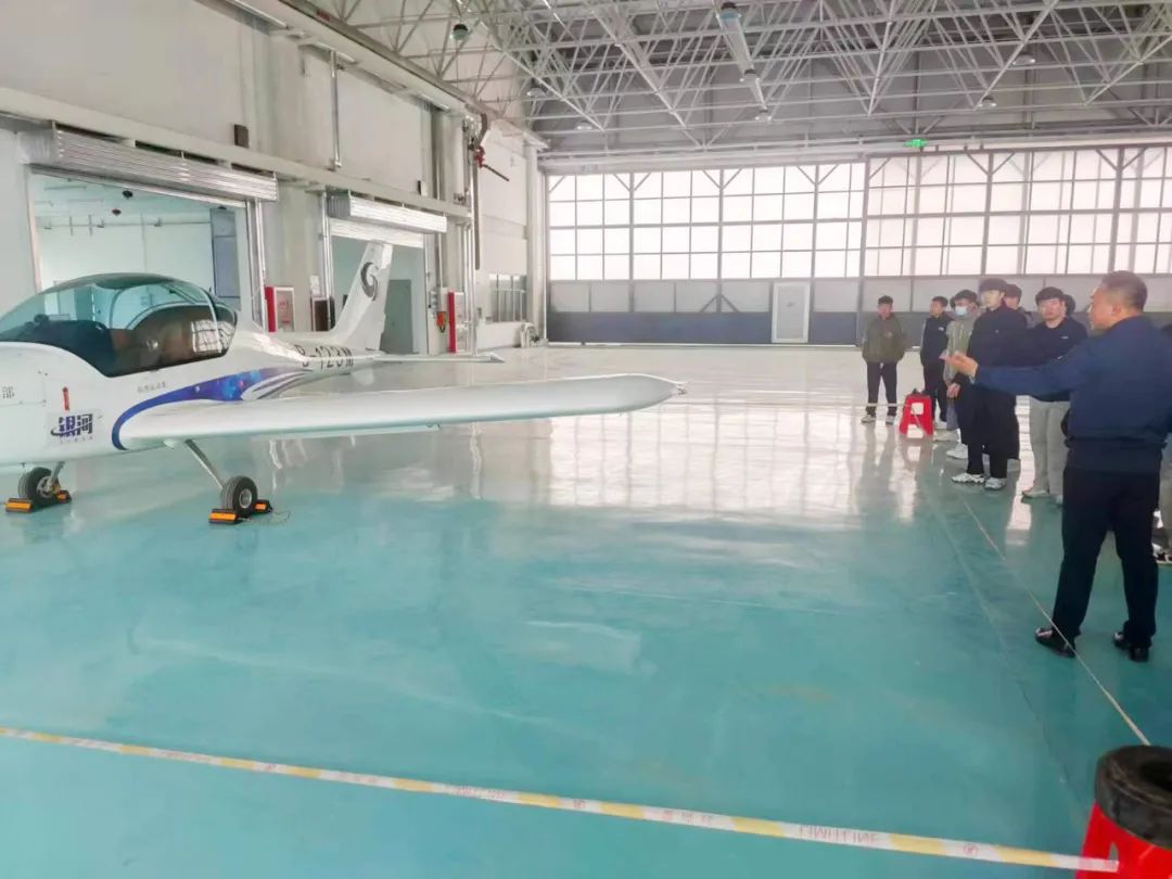 北京世纪航大航空集团来我校举行专场招聘会