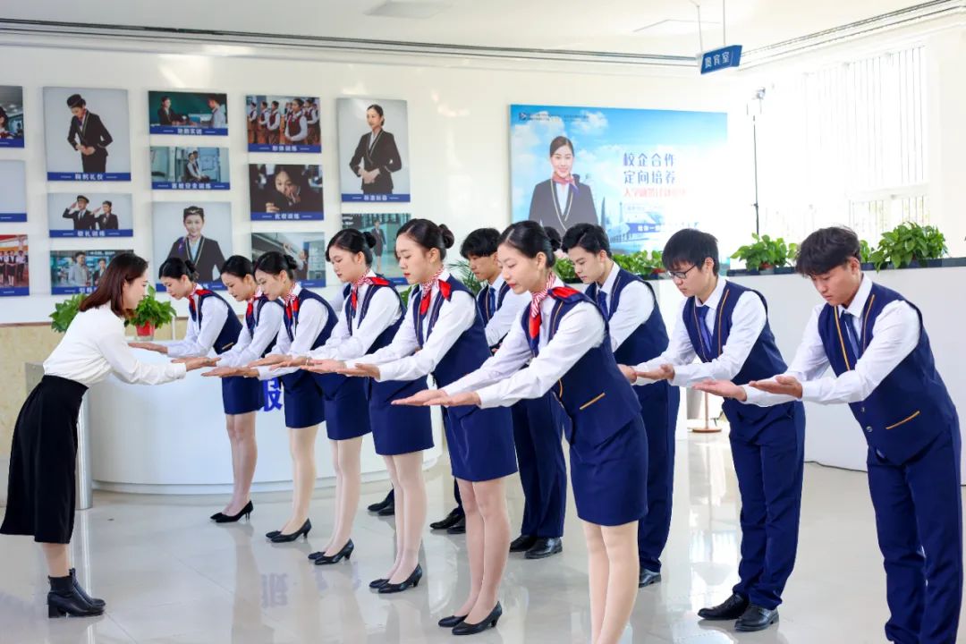 就业无忧丨我校举办济南西站餐乘专场招聘会