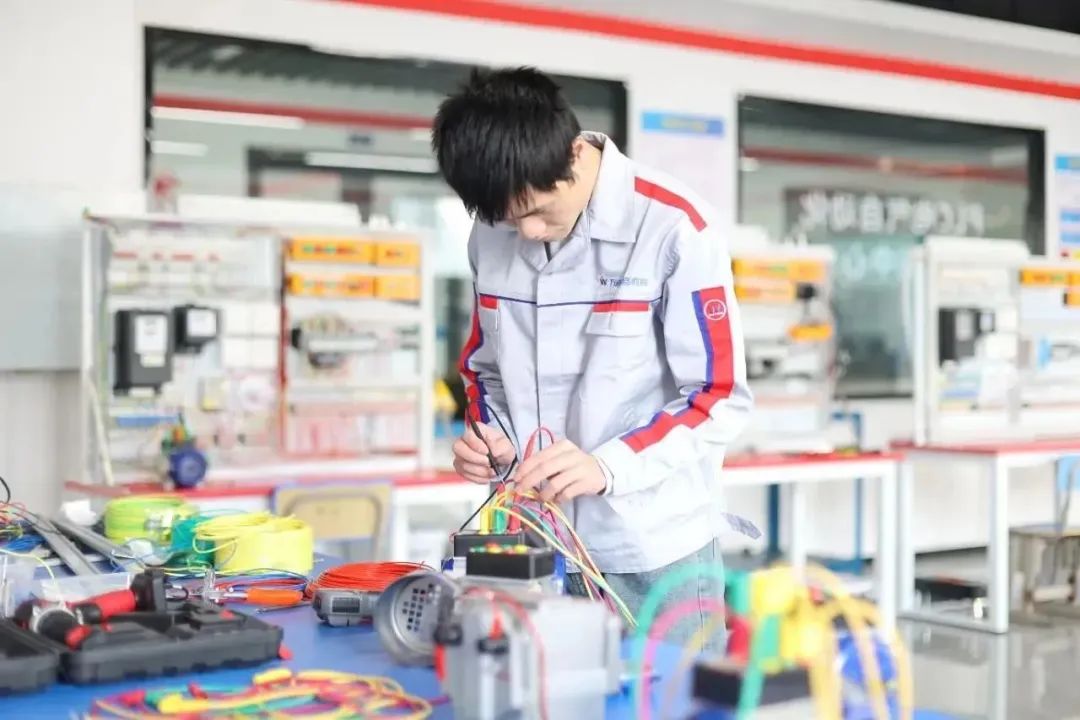 零基础也能学PLC?来山东万通,实现您从小白到工程师的蜕变!