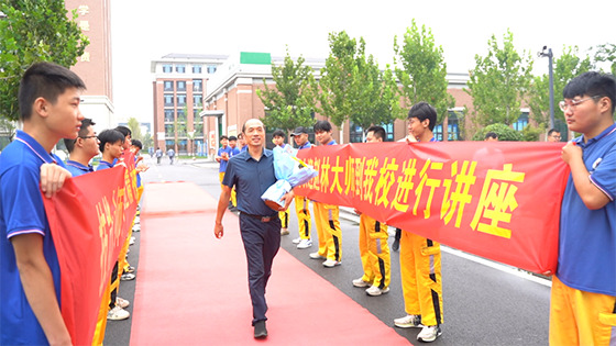 中国汽车工程学会资深专家——赵林教授作客山东万通讲学,洞察汽车业的机遇与挑战!