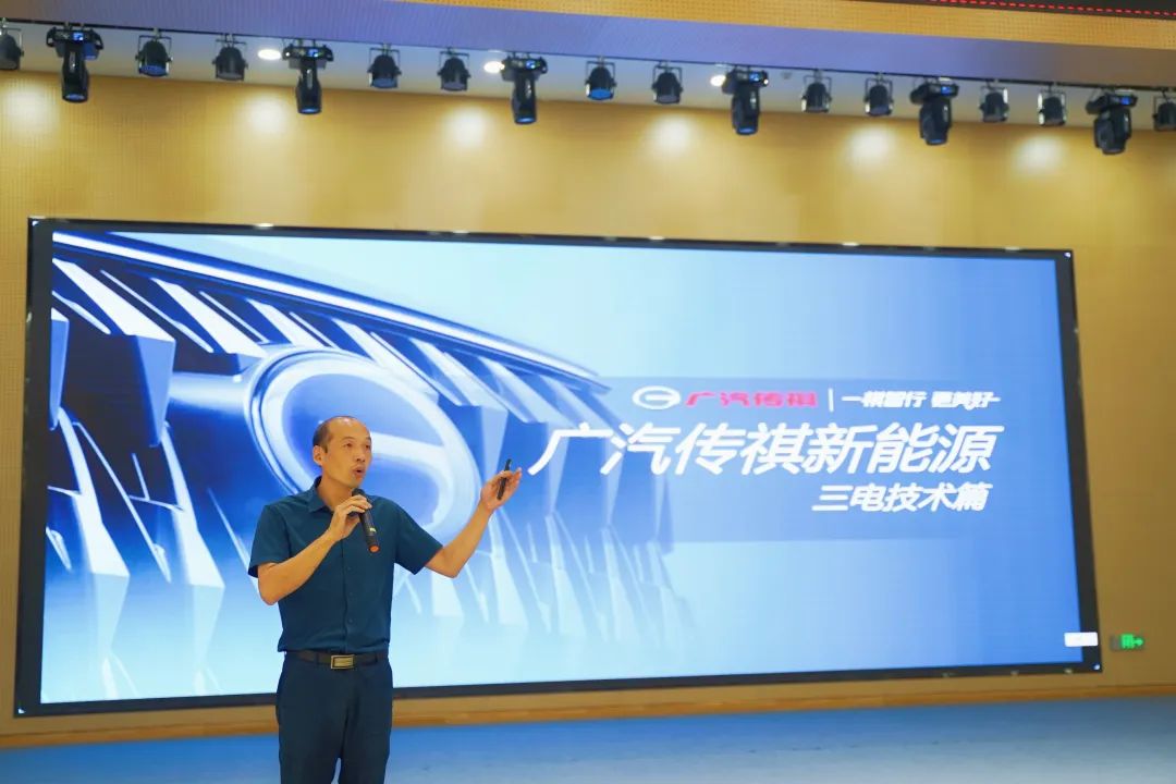 中国汽车工程学会资深专家——赵林教授作客山东万通讲学,洞察汽车业的机遇与挑战!