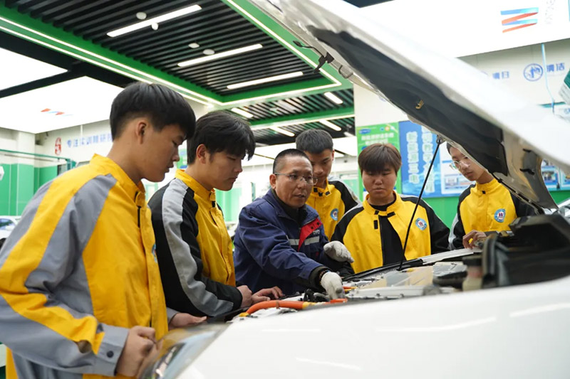 教育界院士级认定!山东万通技工学校6名教师入选国家高层次人才库