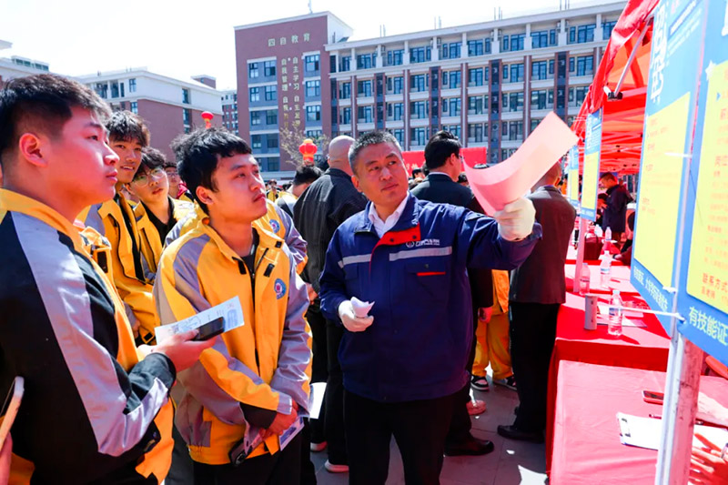 春风行动·职通未来 —— 山东万通第21届大型人才双选会暨校企合作签约授牌仪式圆满落幕