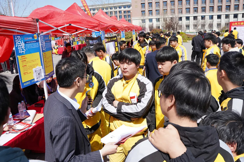 春风行动·职通未来 —— 山东万通第21届大型人才双选会暨校企合作签约授牌仪式圆满落幕
