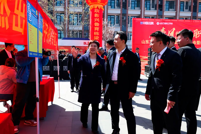 春风行动·职通未来 —— 山东万通第21届大型人才双选会暨校企合作签约授牌仪式圆满落幕