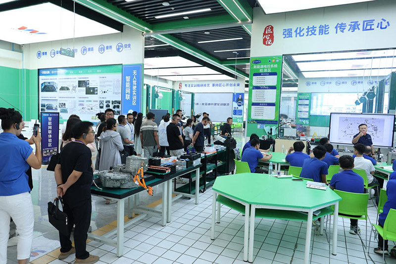 鲁喀携手共探职教新路径:喀什人社系统干部走进山东万通技工学校交流学习