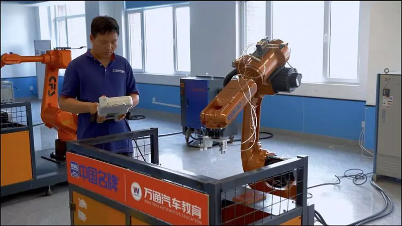 职教万通庆双节· 技创未来新征程 诚挚邀请,共探万通校园!