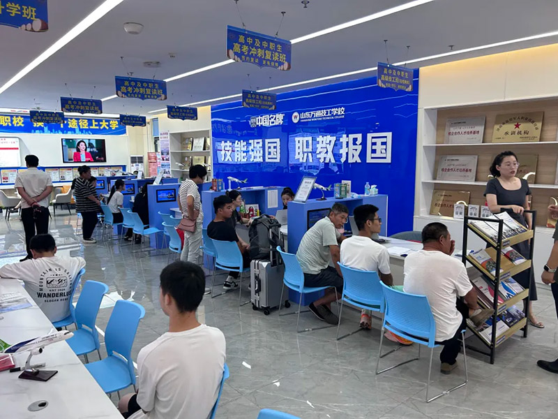 职教万通庆双节· 技创未来新征程 诚挚邀请,共探万通校园!