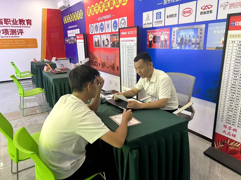 职教万通庆双节· 技创未来新征程 诚挚邀请,共探万通校园!